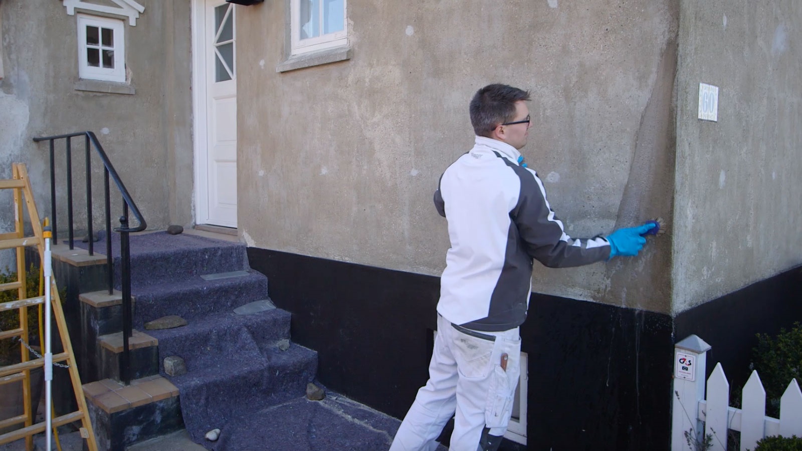 Przygotuj otynkowaną elewację do obróbki