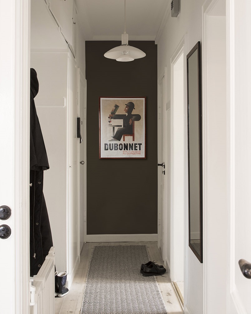 Korytarz – stan po pomalowaniu farbami w kolorach Biel Galleri i Oksydowana Szarość (H 08)