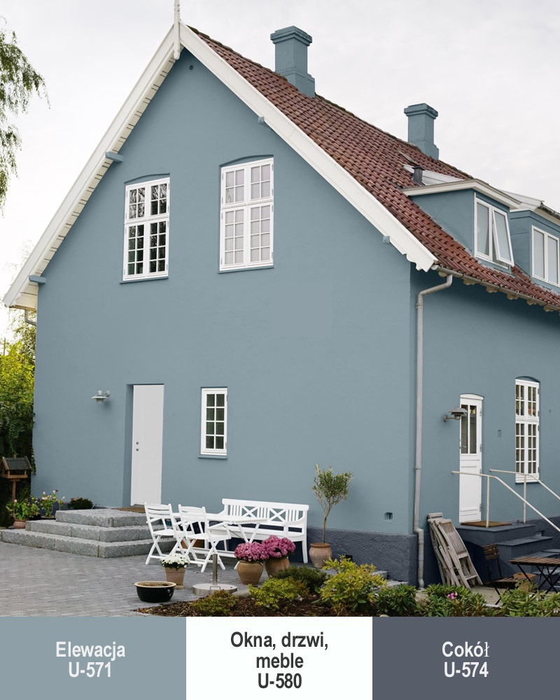 Jasne okna na tle ciemnej elewacji nadają całości lekki, wyrafinowany wygląd. Kolor elewacji decyduje o ogólnym wrażeniu. Tutaj elewacja ma wyrazisty kolor, a stolarka jest jasna i neutralna